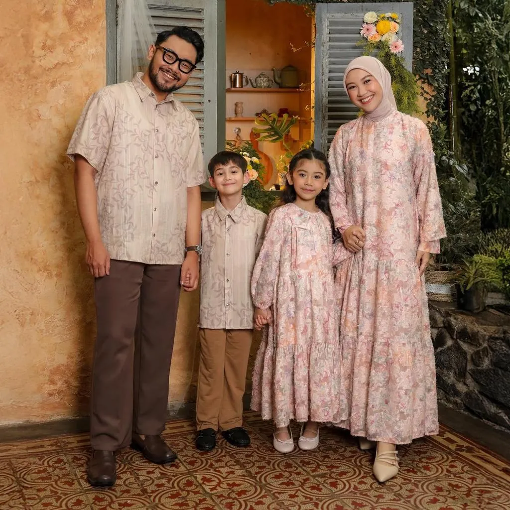 [Raya Collection] ZM Zaskia Mecca - Sarimbit Family Set 1 - Lilya Senja | Gamis Wanita | Kemeja Koko Pria Anak