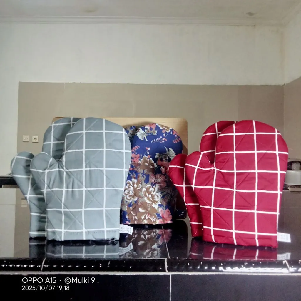 Sarung tangan anti panas untuk masak di microwave/oven.