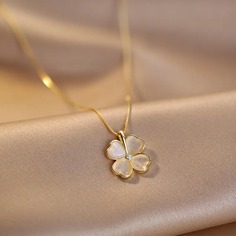Kalung titanium tahan karat kelopak opal empat daun yang elegan untuk wanita cocok untuk dipakai sehari-hari