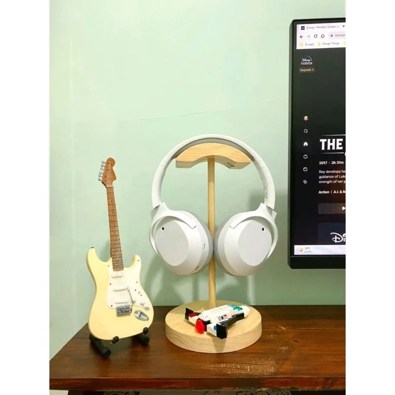 Stand headset dari kayu aesthetik setengah lingkaran