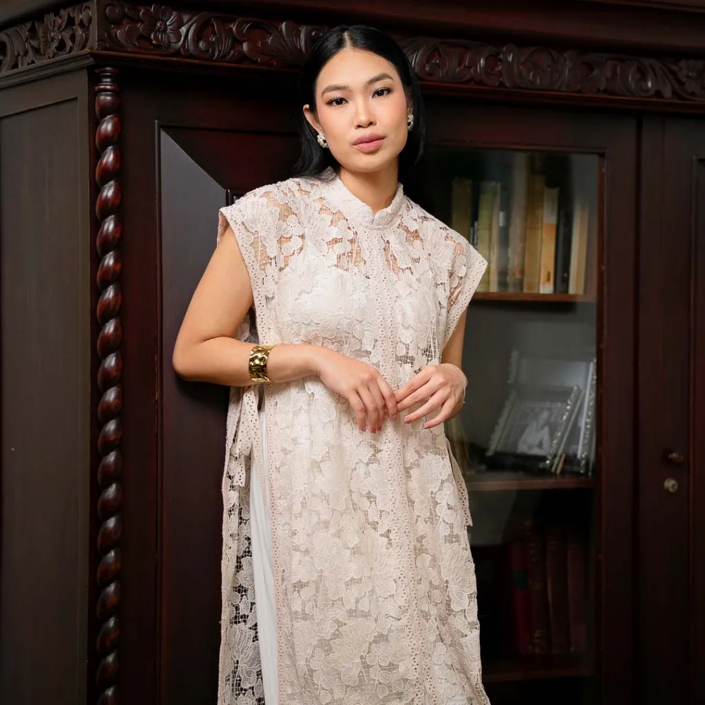 This Is April EID Aleeya Outer Baju Lebaran Wanita Vest Brukat Pink dan White