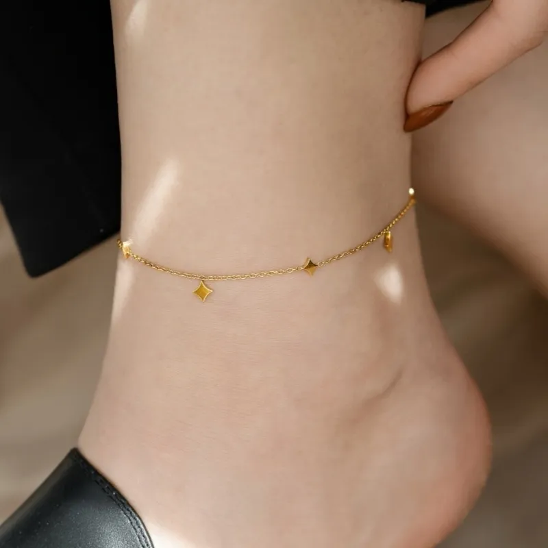 Gelang kaki titanium sederhana dan modis untuk wanita dengan liontin bintang berujung empat untuk dipakai sehari-hari