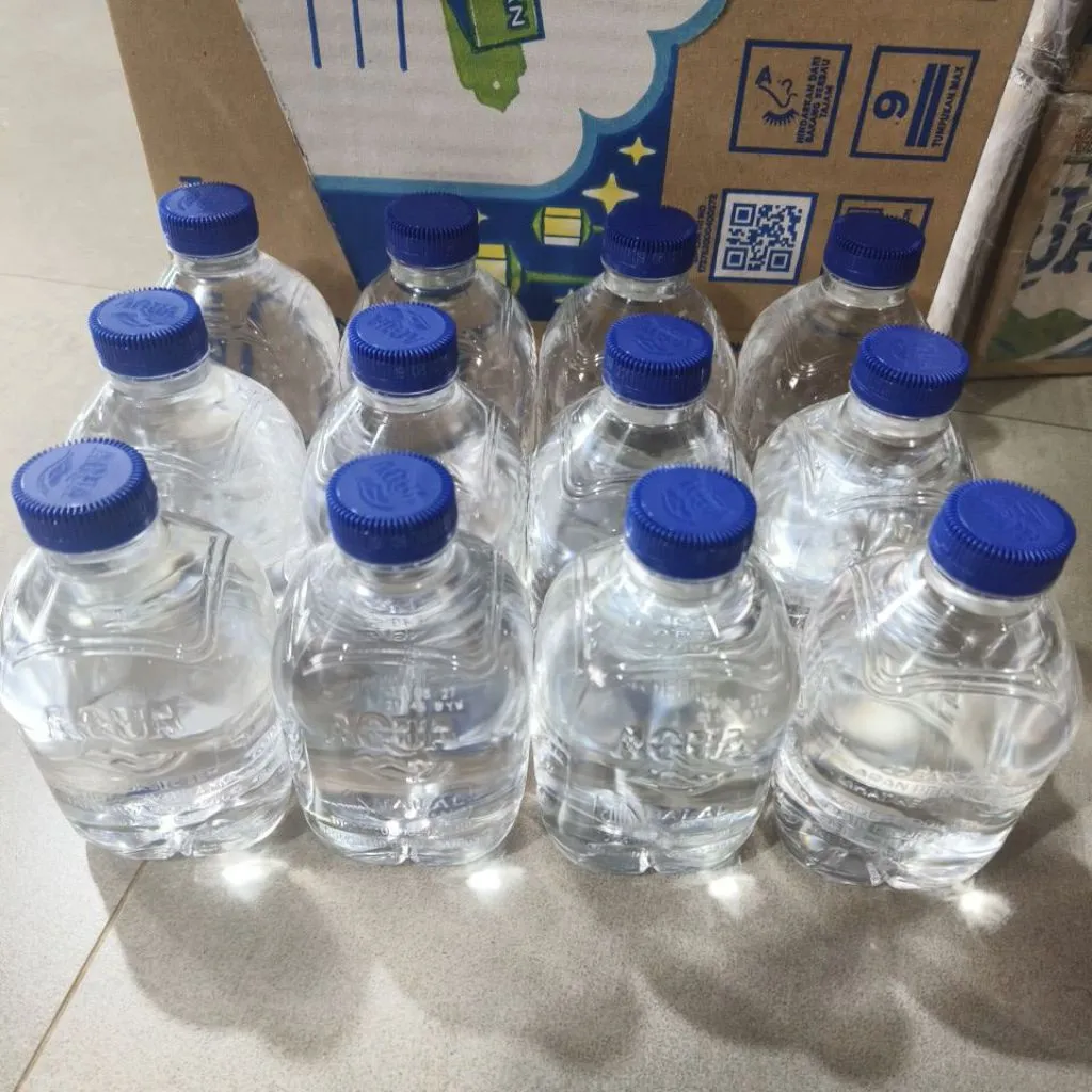Air Mineral Aqua Cube 12x200ml setengah dus
