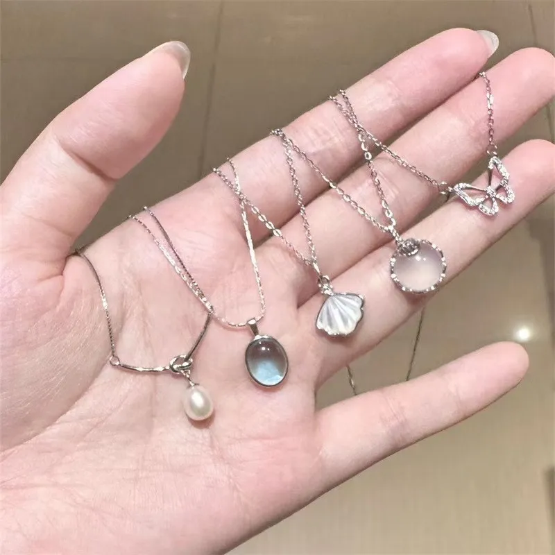 Kalung Wanita Aveline Gaya Feminin Minimalis Alloy Silver Moonlight Stone Elegan Kerang Kupu-kupu