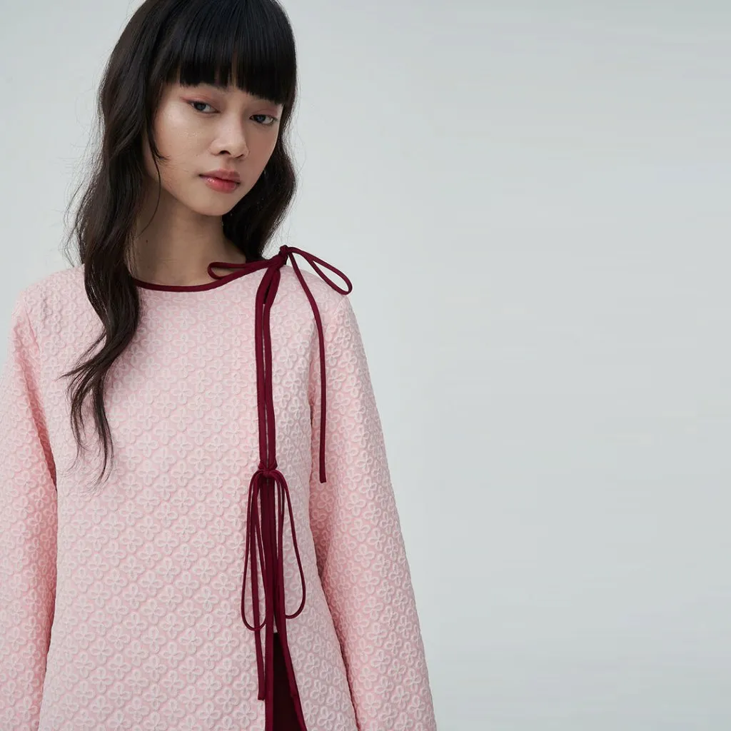 InKano Sorin - Outer wanita dengan textured floral fabric dan details tali.