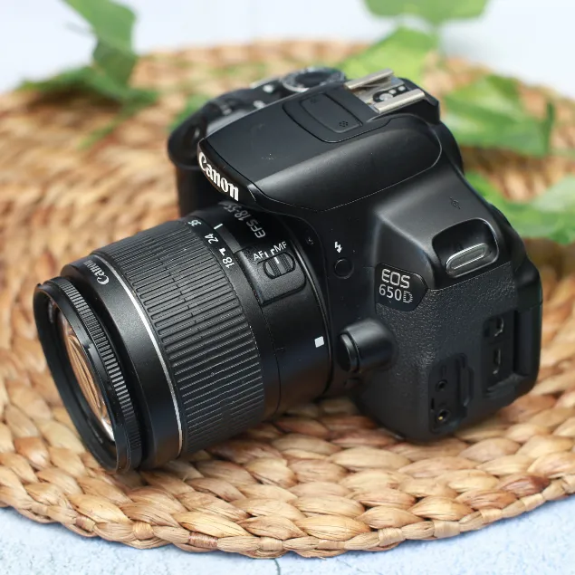 CANON 650D Dan Lensa Kit 18-55mm Kamera DSLR Bergaransi -Likenew
