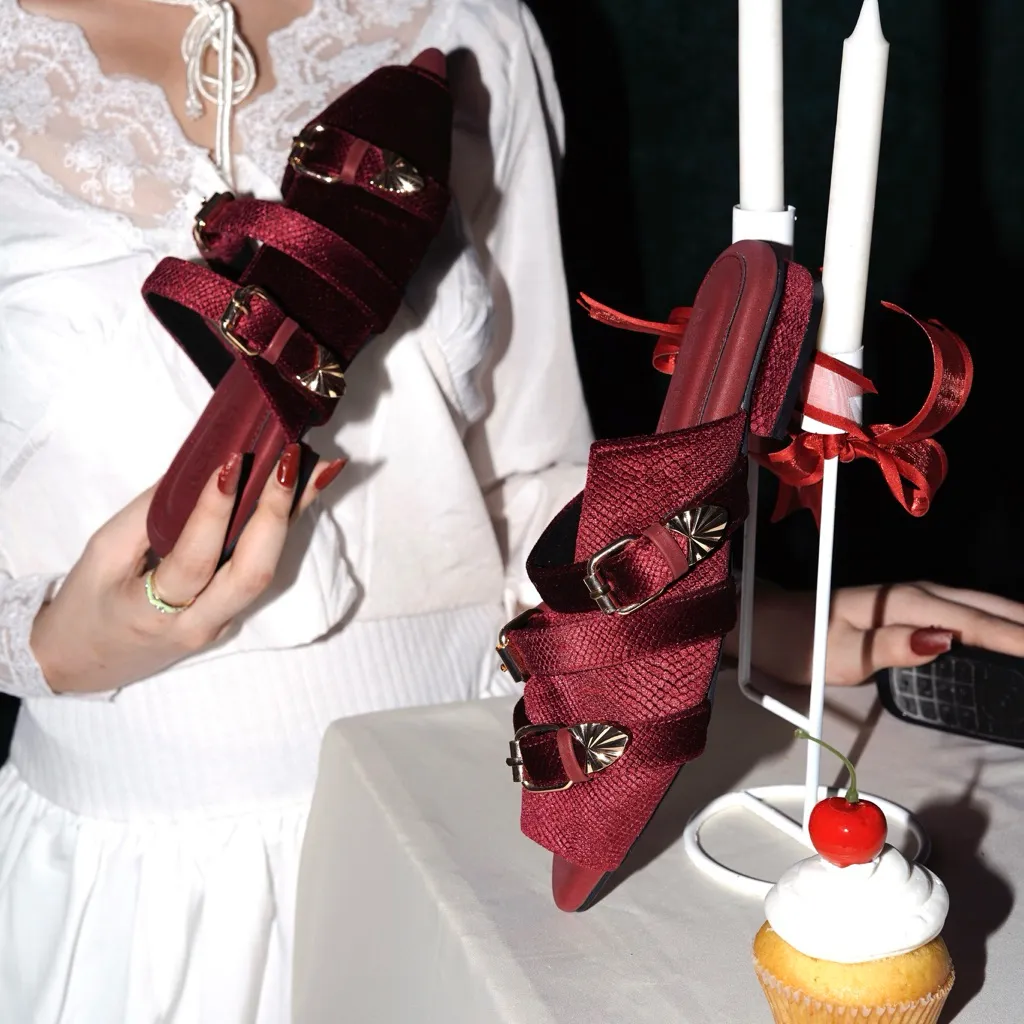 Best Seller! AEIRAH.ID POSIE Sendal Model Mules Ringan, Bahan Beludru Premium: lembut, ringan, dan tidak mudah kusam Tahan lama, tidak mudah rusak, dan mudah dibersihkan Mudah Dipadukan: cocok untuk outfit casual, kerja, atau hangout