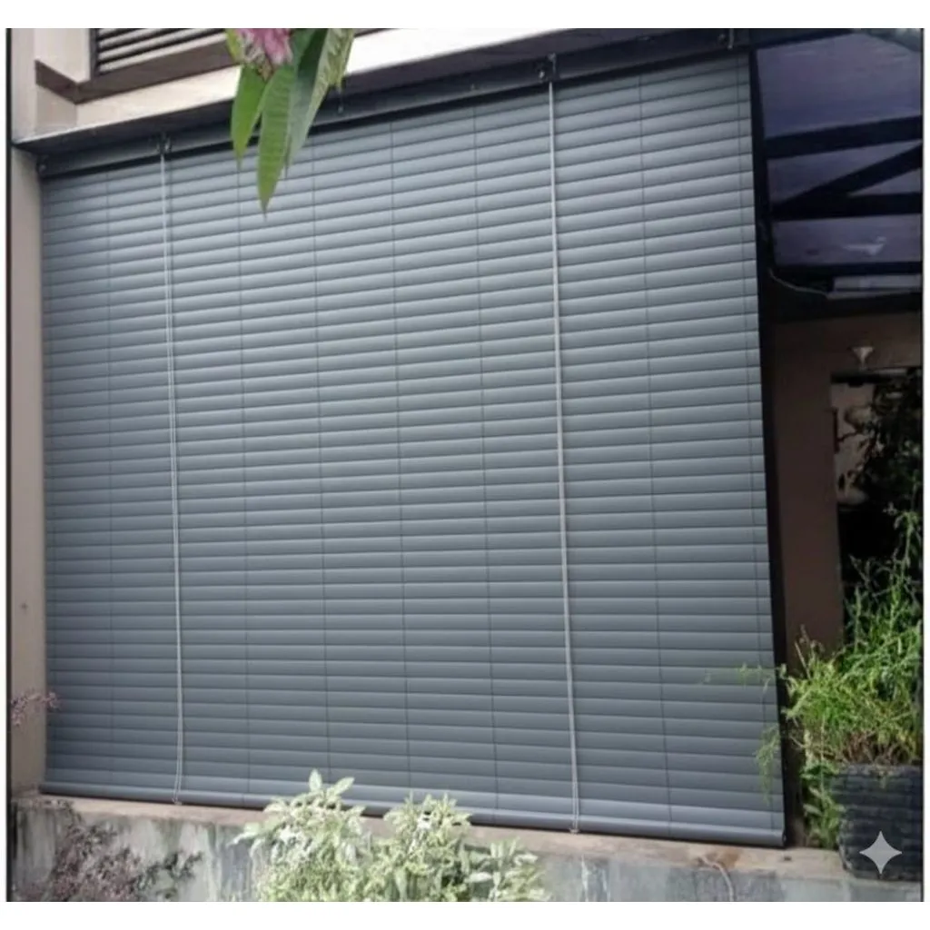 Tirai Outdoor PVC Motif Kayu – Roller Blind Tahan Cuaca Elegan