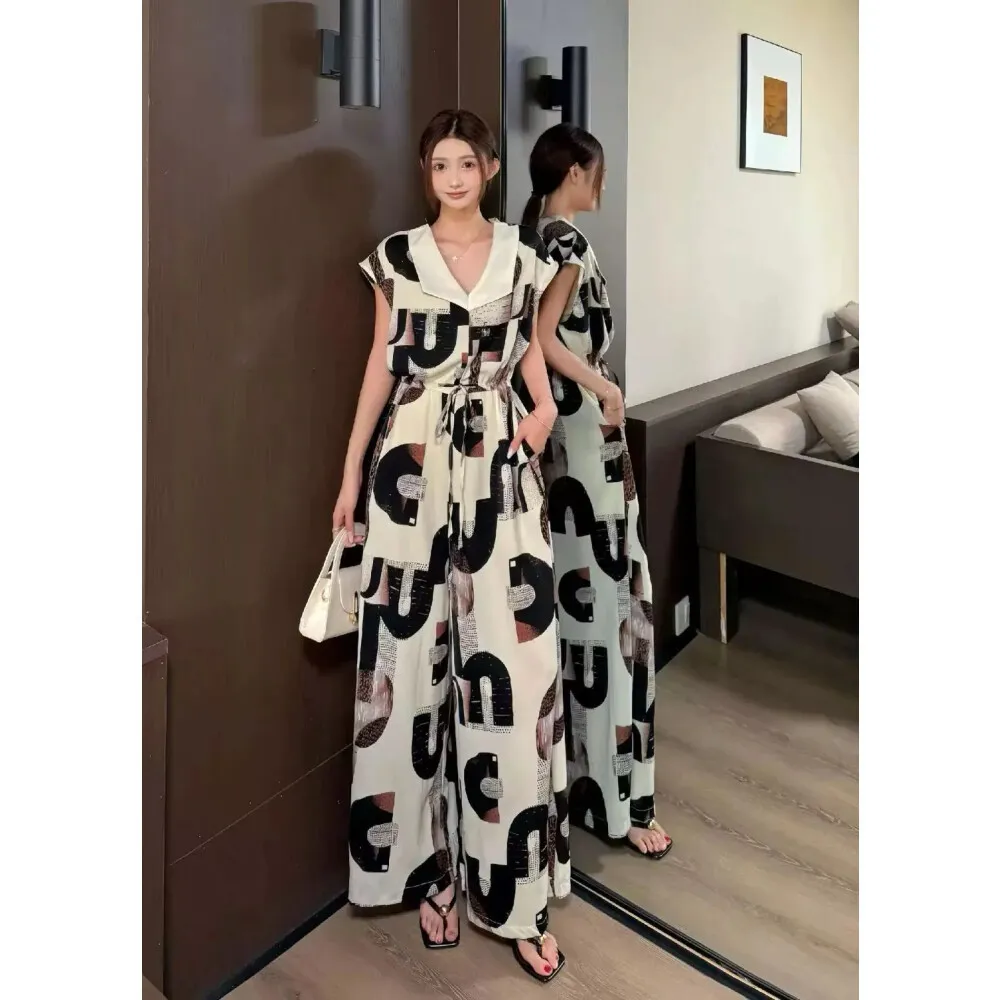 Jumpsuit Wanita Panjang Lengan Pendek Kerah V Motif Huruf Abstrak Longgar dengan Saku | Bahan Lembut Adem Anti Kusut Nyaman Dipakai Seharian | Original By Fadfad.ol | Gaya Kasual Modern Elegan | Cocok OOTD Harian & Liburan