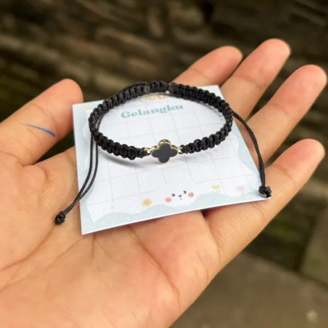 [1pcs] Gelang Rajut Anyam Empat Daun Semanggi Stainless Steel Anti Luntur Aksesoris Perhiasan Fashion Wanita Dewasa Gelang Serut Wanita Clover Moder Terbaru Desain Mewah Dan Elegan