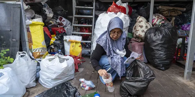 Peduli Lingkungan, Pramono Ajak Siswa SMP dan SMA Pilah Sampah