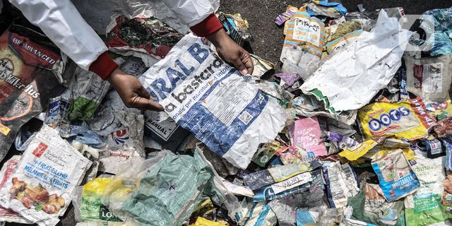 Upaya Jaga Lingkungan, Hipmi Kota Solo Salurkan Perangkat Keselamatan Pembersihan Sungai untuk Relawan