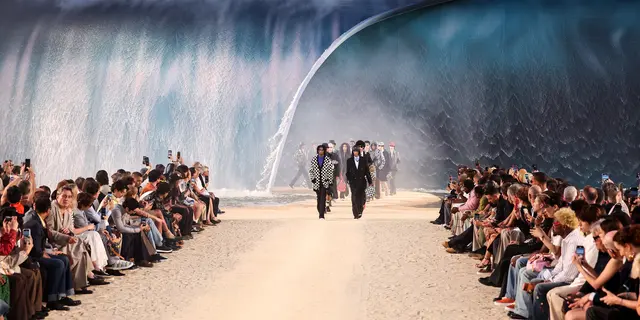 Di Balik Estetika Panggung Louis Vuitton Menswear Spring/Summer 2027, Pakai Air Daur Ulang dan Pasir Lapangan Voli
