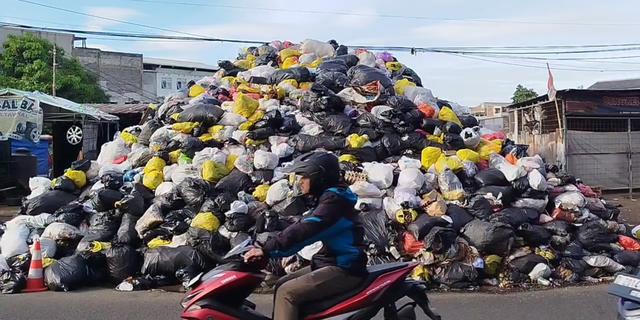 Atasi Tumpukan Sampah Liar, Pemkot Bandung Tutup Lokasi Pembuangan Ilegal di Dago