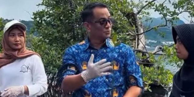 Pemprov Maluku Bareng Sekolah Rakyat Menengah Atas Tanam Mangrove Jaga Ekosistem Pesisir Teluk Ambon