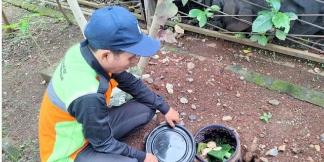 Sudin Lingkungan Hidup Jaksel Bagikan 2.300 Biopori untuk Pilah Sampah Warga