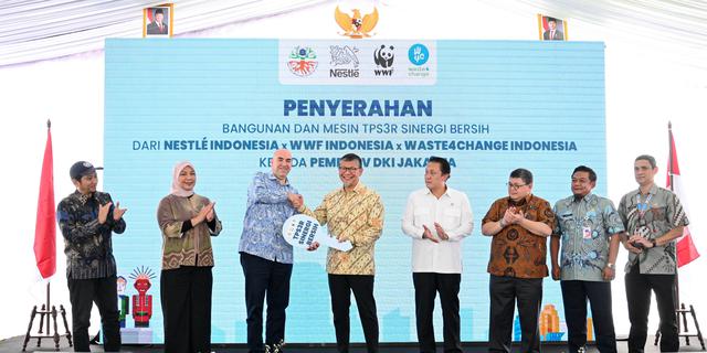 Sinergi Nestl Indonesia, Pemprov DKI dan WWF Resmikan TPS3R Sinergi Bersih sebagai Model Pengelolaan Sampah Berkelanjutan di Jakarta.