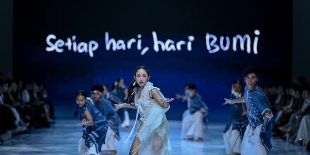 Sejauh Mata Memandang Persembahkan Koleksi "Larung" di JFW 2026, Doa untuk Laut yang Kian Terluka