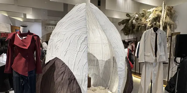 PERTIWI Koleksi Terbaru SukkhaCitta dari Kebaya hingga Beskap yang Dikenakan Chris Martin Vokalis Coldplay