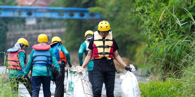 Peringatan Hari Bumi 2026, Digelar Aksi Bersih Sungai Ciliwung hingga Lepas 5.000 Bibit Ikan