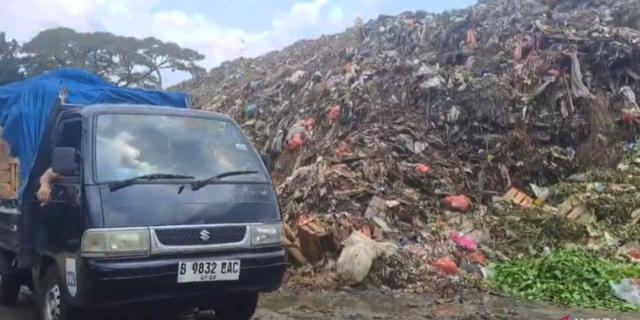 20 Truk Swasta Dikerahkan Angkut Tumpukan Sampah di TPS Pasar Induk Kramat Jati