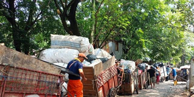 Truk Sampah di TPS Cipinang Sempat Mengular 200 Meter Imbas Longsor Bantargebang