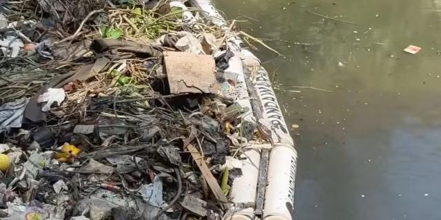 Trash Barrier Pandawara Dirusak Pencuri Besi, Sampah Kembali Cemari Sungai Citarum