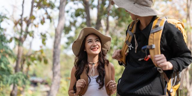 5 Pasangan Zodiak yang Suka Volunteer Bersama di Alam