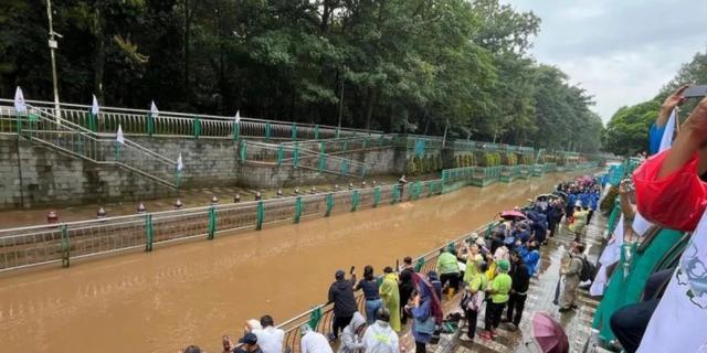 Ekoenzim Ditebar ke Sungai Jeletreng Tangsel untuk Pulihkan Pencemaran Pestisida