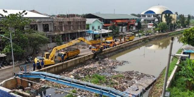 Dinas PUPR Tangerang Turunkan Alat Berat untuk Angkat Sampah di Kali Ledug