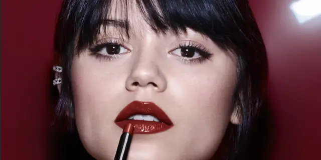 Jenna Ortega, Ikon Baru Kecantikan Dior dengan Rouge Dior On Stage 3