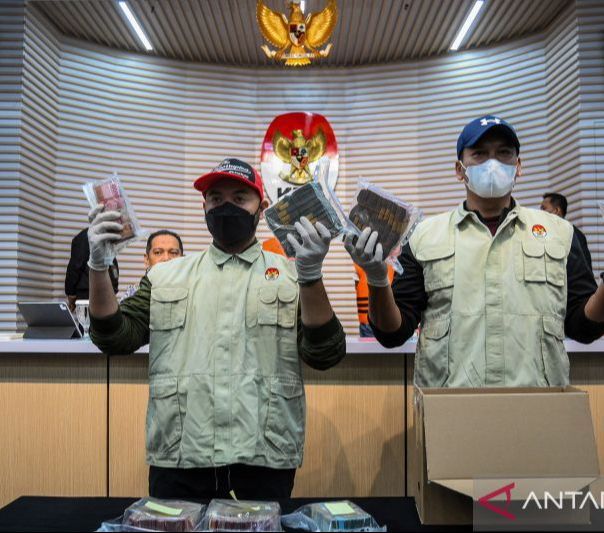 KPK Geledah Kantor Dan Rumah Bupati Labuhanbatu, Ini Yang Ditemukan