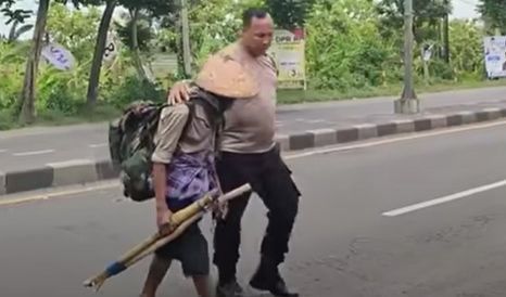 Kakek 80 Tahun Bikin Perwira Polisi Kaget, 7 Tahun Jalan Kaki Datangi