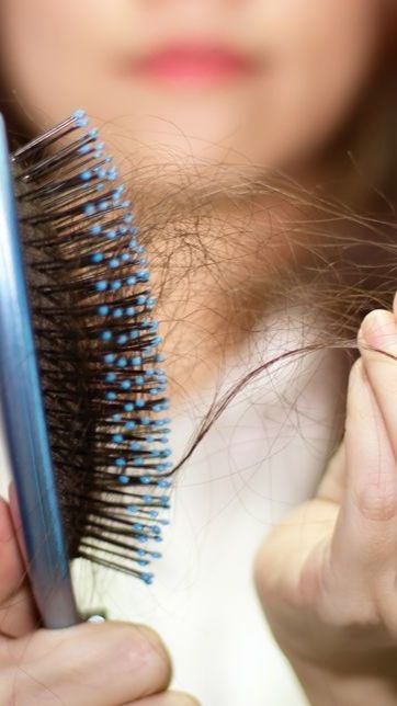 Normalnya Rambut Rontok Berapakah Normalnya Rambut Rontok yang Boleh Ada di Kamar Mandi?