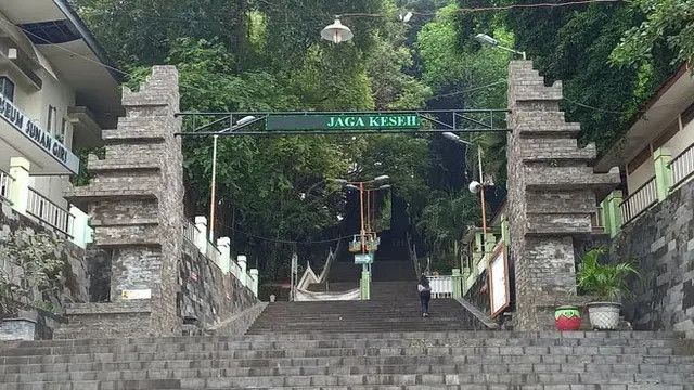 Cerita Tentang Keajaiban Doa Sunan Prapen, yang Memunculkan Ribuan Tawon dan Membuat Pasukan Majapahit Panik