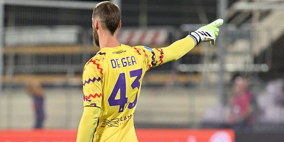 Fiorentina berhasil melaju ke UEFA Conference League setelah David de Gea menggagalkan penalti dan dua kartu merah dikeluarkan.