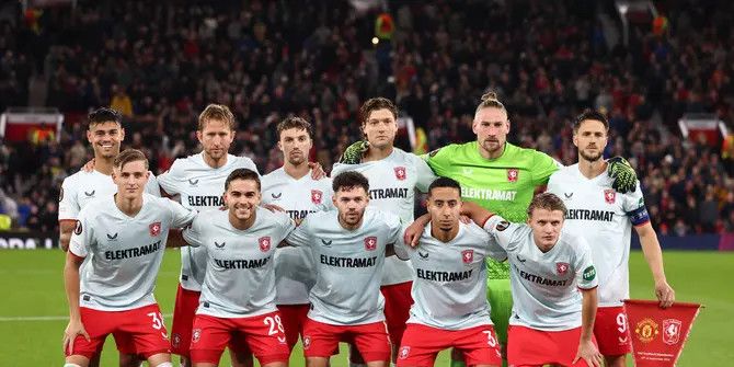 Momen Mees Hilgers Bentangkan Bendera Merah Putih di Stadion Old Trafford Setelah Twente Tahan Imbang Manchester United 1-1, Bikin Bangga!