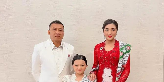 Deretan Gaya Artis Mengenakan Kebaya, Begitu Cantik dan Memesona