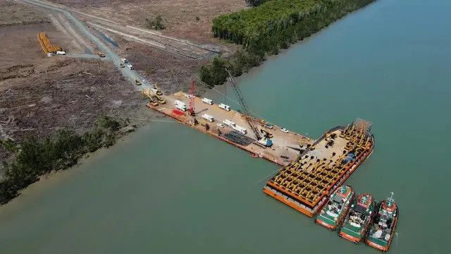 Penampakan Ekskavator Milik Haji Isam yang Tiba di Merauke Demi Program Cetak Sawah 1 Juta Hektar