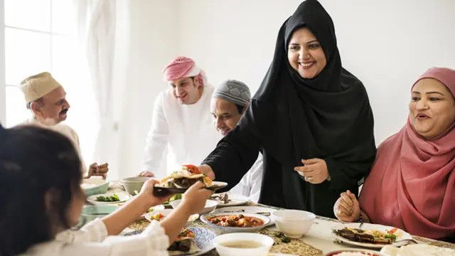 Mana yang Lebih Penting, Dahulukan Makan atau Sholat?