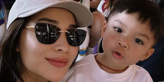 Asik Liburan ke Disneyland, 6 Gaya Casual Nikita Willy Jelang  Melahirkan Anak Kedua di Amerika Serikat