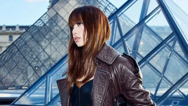 Bukan Lagi Labubu, Harga Gantungan Tas Lisa BLACKPINK di Paris Fashion Week Setara Motor Ninja