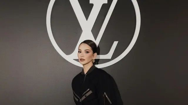 Satu Acara dengan Lisa BLACKPINK, Intip 4 Gaya Elegan Alyssa Daguise Tunangan Al Ghazali di Paris Fashion Week 2024