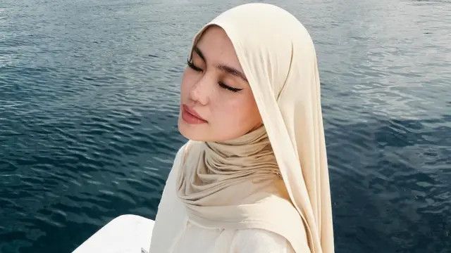 Makin Cantik dan Trendi dengan Tren Pashmina Terbaru Ala Sashfi hingga Larissa Chou