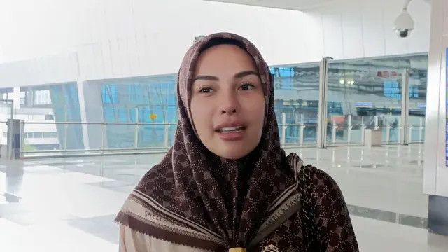 Cantik Berhijab, Nikita Mirzani Berangkat Umrah saat Perseteruan dengan Vadel Badjideh