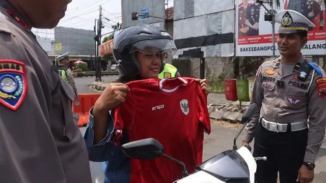 Polisi di Daerah Ini Bagi-Bagi Jersey Timnas Gratis ke Pengendara, Kok Bisa?