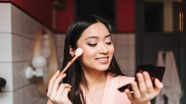 Cara Agar Makeup Awet saat Cuaca Panas, Tetap Segar dan Cantik