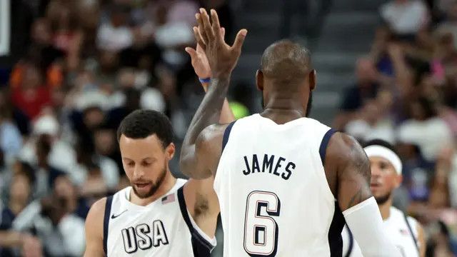 Kata LeBron James soal Kemungkinan Bermain Satu Tim Lagi dengan Stephen Curry