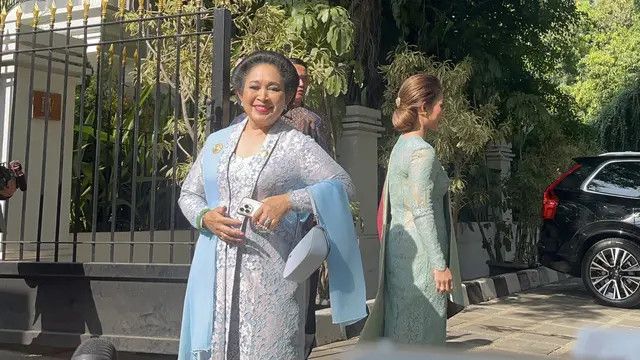 Penampilan Anggun Titiek Soeharto Berkebaya Biru, Rambut Disanggul saat Dampingi Keluarga Inti Prabowo