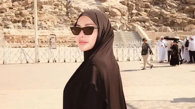 Nikita Mirzani Umrah Bareng dua Putranya dan Wakafkan 300 Alquran